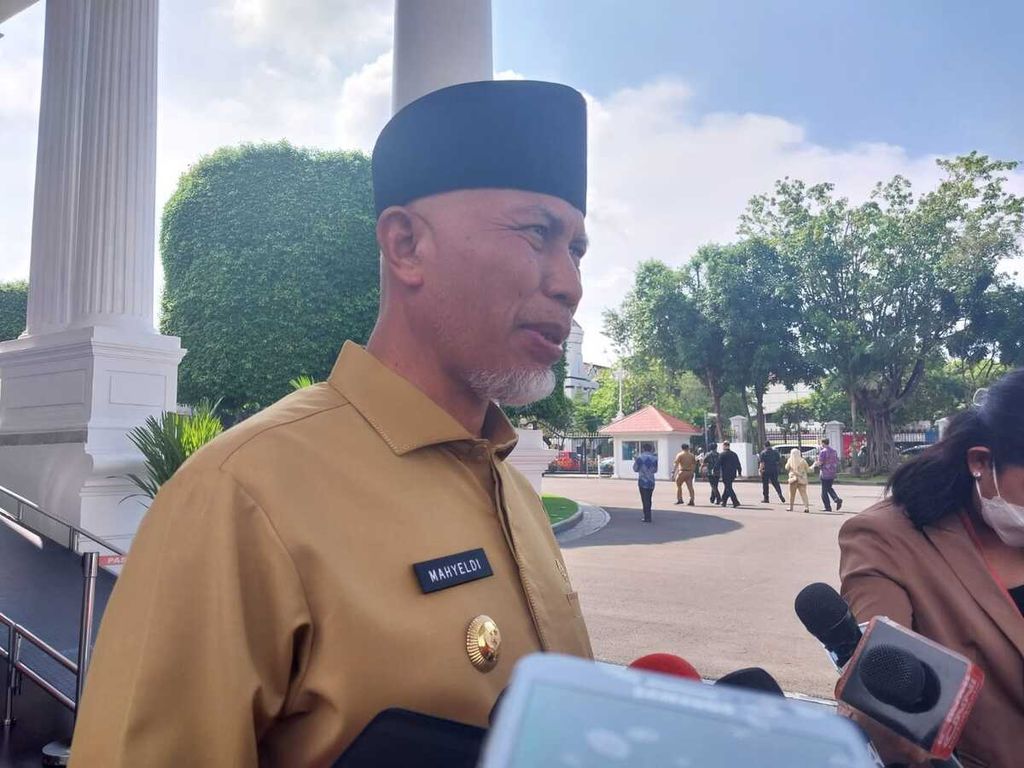 Gubernur Sumatera Barat Mahyeldi saat memberikan keterangan kepada media seusai mengikuti acara pertemuan Presiden Joko Widodo dengan seluruh kepala daerah secara hibrida, luring dan daring, di Istana Negara, Jakarta, Senin (12/9/2022).