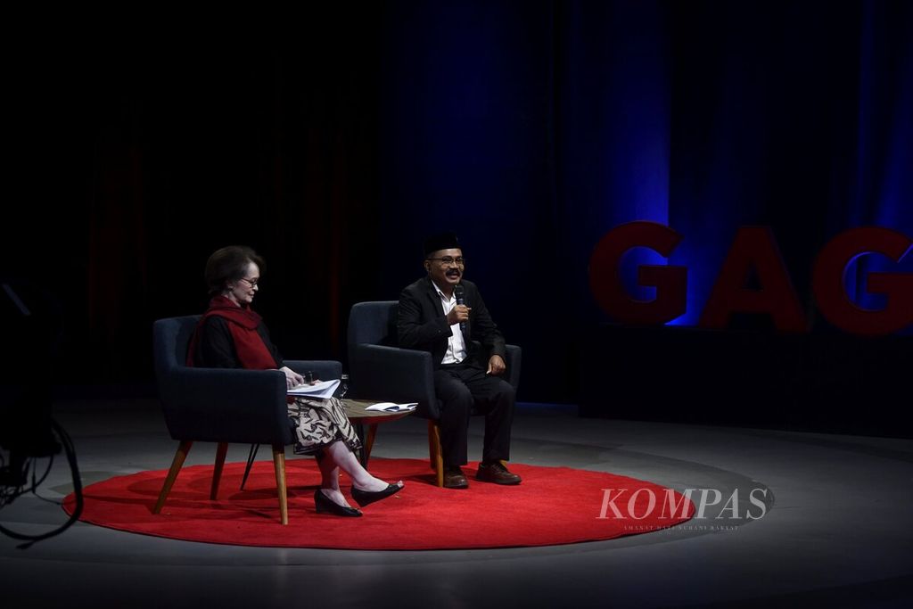 Ahli filsafat dan astronom Karlina Supelli (kiri) dan moderator pengamat kebinekaan Sukidi dalam forum diskusi Gagas RI yang mengusung tema Teknologi, Peradaban dan Kemanusiaan di Menara Kompas, Jakarta, Senin (20/3/2023). 