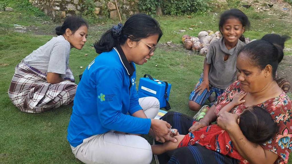 Theresia Dwiaudina Sari Putri atau Dinny bertugas sebagai bidan tenaga honor di Desa Uzuzozo, Ende, Nusa Tenggara Timur, yang membantu meningkatkan kesehatan ibu dan anak serta kesehatan masyarakat di desa terpencil itu.