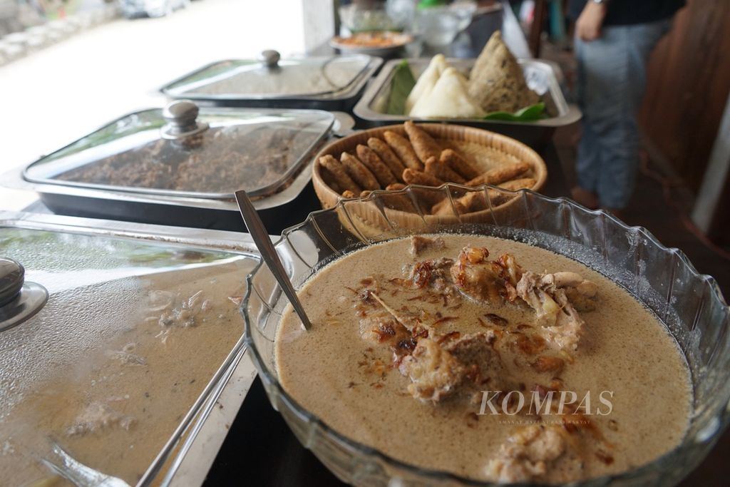 Ayam <i>nasu wolio</i>, ikan <i>dole</i>, dan berbagai masakan lainnya disajikan dalam dokumentasi Pusaka Rasa Nusantara di Baubau, Sulawesi Tenggara, Rabu (22/11/2023). Masakan ini merupakan resep yang diturunkan selama bergenerasi dan makanan wajib dalam kegiatan adat.