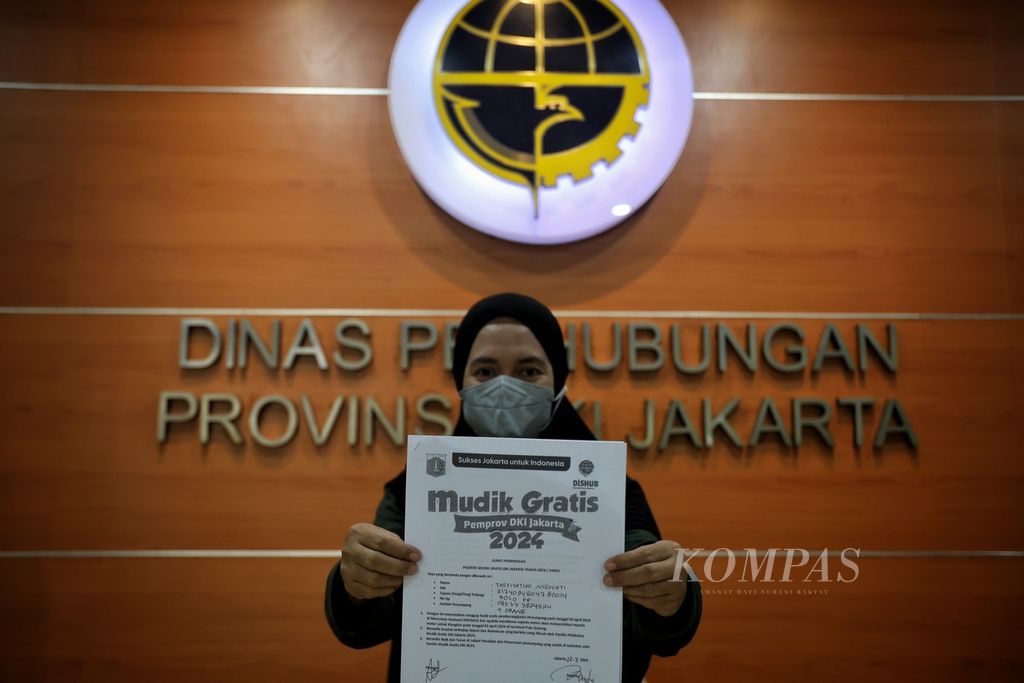 Seorang peserta mudik gratis memperlihatkan tiket di kantor Dinas Perhubungan Provinsi DKI Jakarta, Sabtu (23/3/2024). 