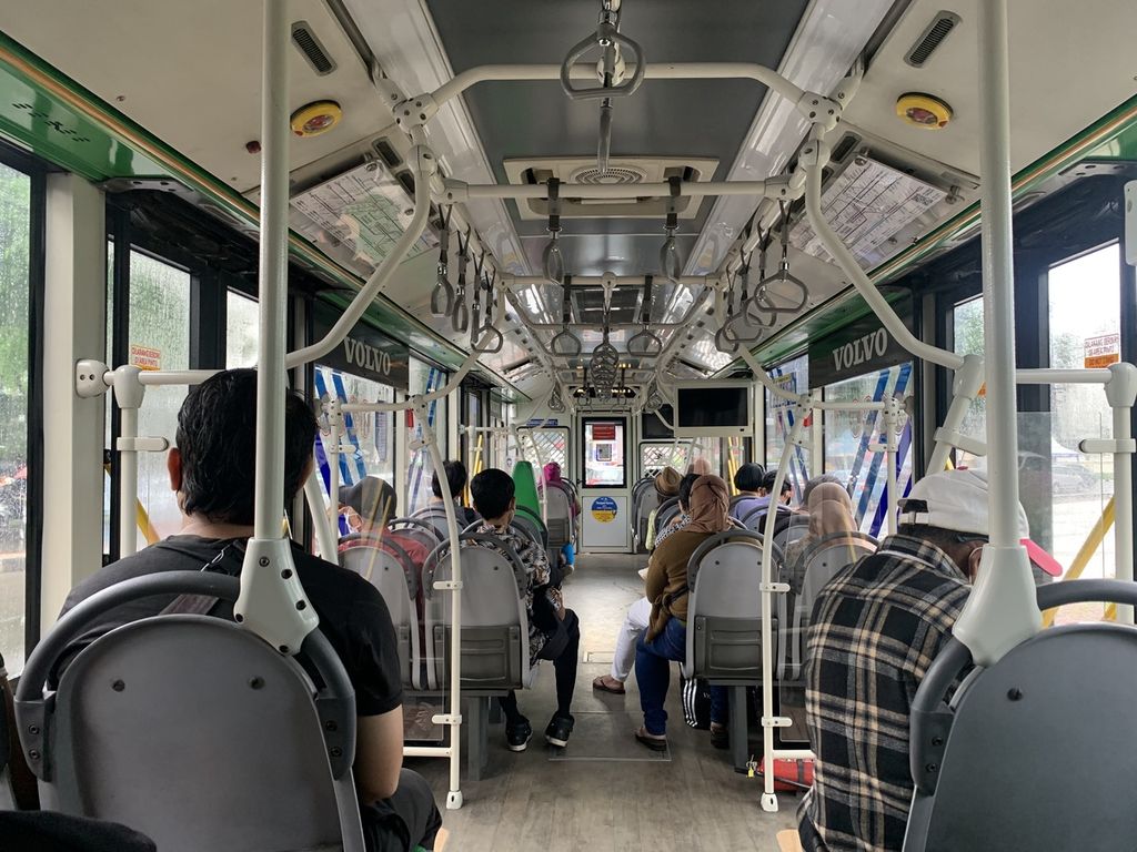 Suasana di dalam bus Transjakarta Koridor 6, rute Tosari-Pulo Gadung, saat melintasi di jalan Latuharhari, Menteng, Jakarta Pusat, Senin (7/11/2022).