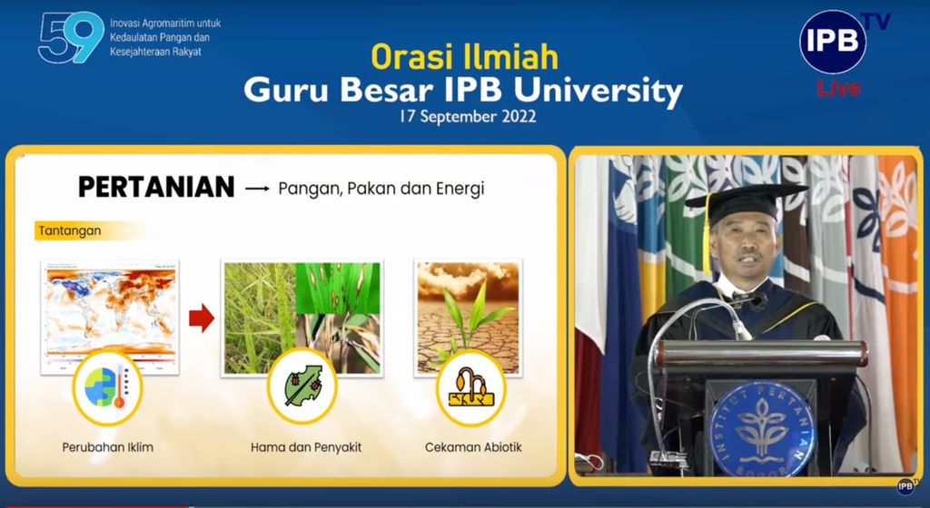 Suryo Wiyono dalam orasi pengukuhannya sebagai Guru Besar Fakultas Pertanian IPB University, Sabtu (17/9/2022), menyampaikan pentingnya memanfaatkan mikroba untuk melindungi dan meningkatkan produksi tanaman.