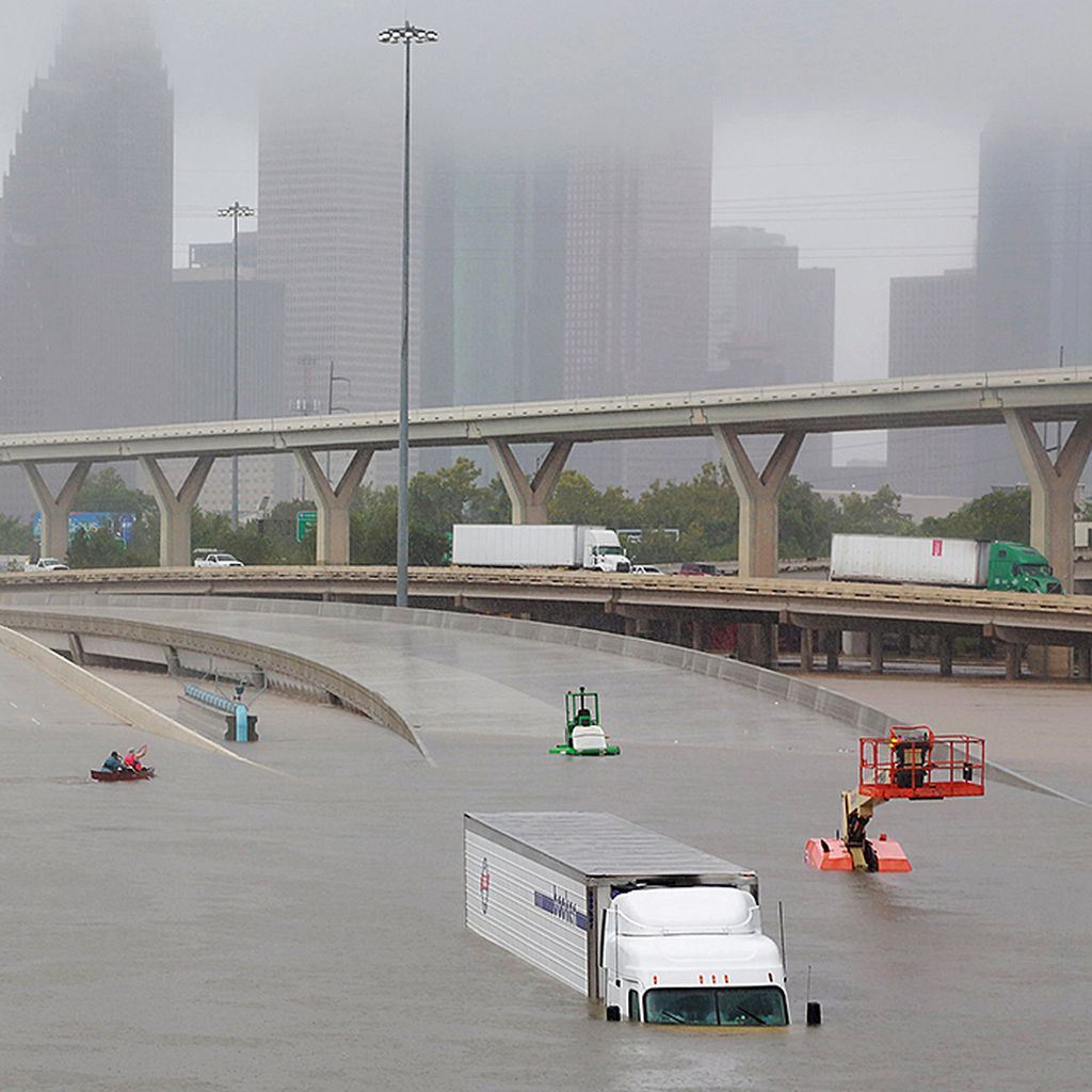Jalan negara 45  yang melewati Houston, Texas, Amerika Serikat, terendam banjir pada Minggu (27/8) akibat hujan deras yang dibawa oleh Topan Harvey. Topan itu membuat layanan publik lumpuh.