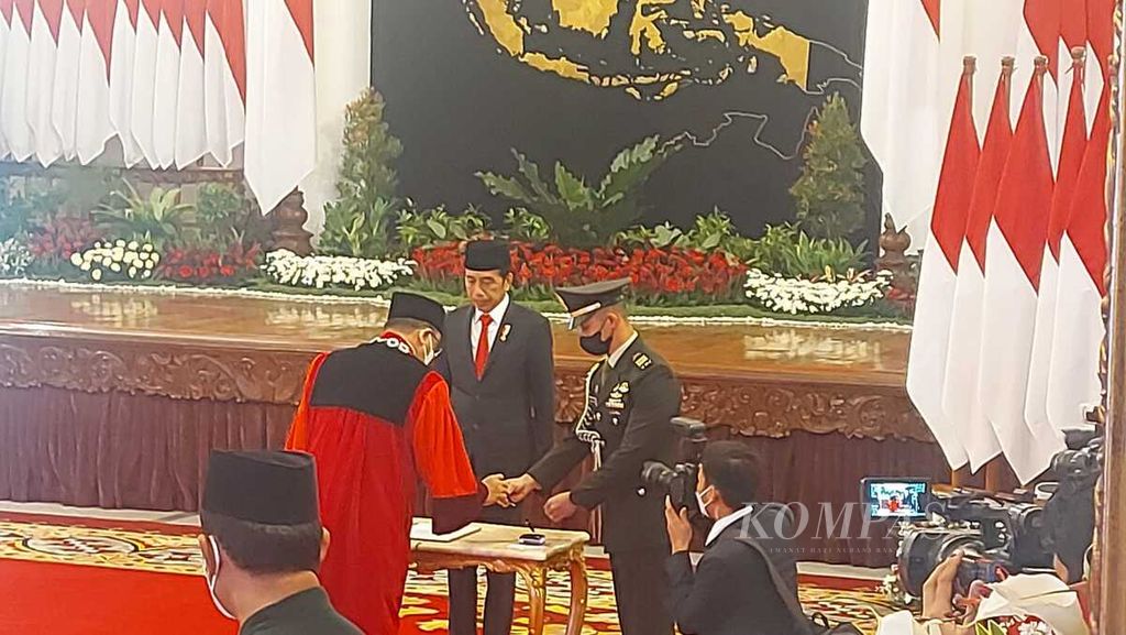 Presiden Joko Widodo menyaksikan penandatanganan berita acara dalam acara pengucapan sumpah calon hakim konstitusi M Guntur Hamzah sebagai hakim konstitusi di Istana Negara, Jakarta, pada Rabu, 23 November 2022.