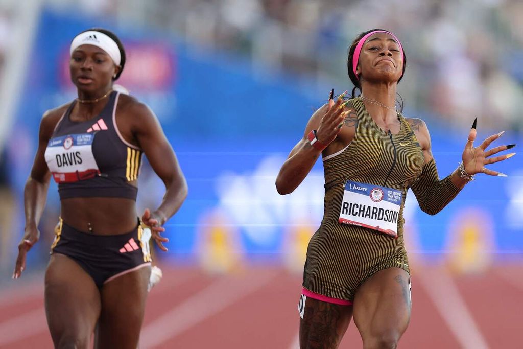 Pelari Amerika Serikat, ShaCarri Richardson, melakukan selebrasi setelah tiba di finis nomor lari 100 meter putri dalam uji coba tim atletik Amerika Serikat di Hayward Field, Eugene, AS, Minggu (23/6/2024) WIB. Richardson memastikan tampil di Olimpiade Paris 2024 setelah memenangi uji coba tersebut.