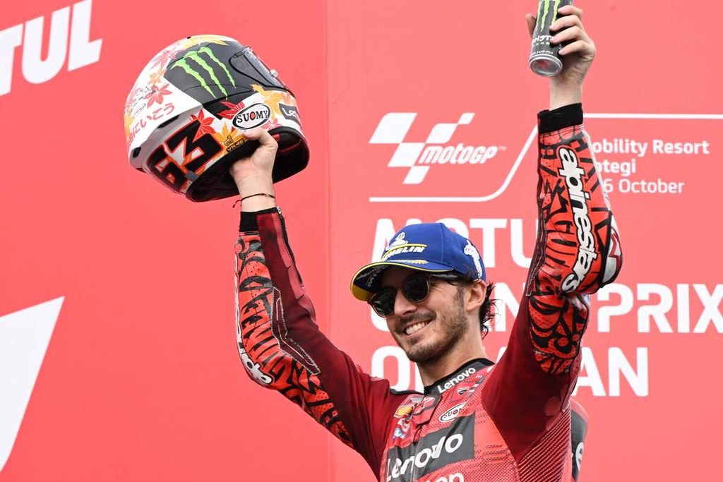 Pebalap Ducati Lenovo, Francesco Bagnaia, merayakan kemenangannya pada balapan MotoGP seri Jepang di Motegi, Jepang, Minggu (6/10/2024). 