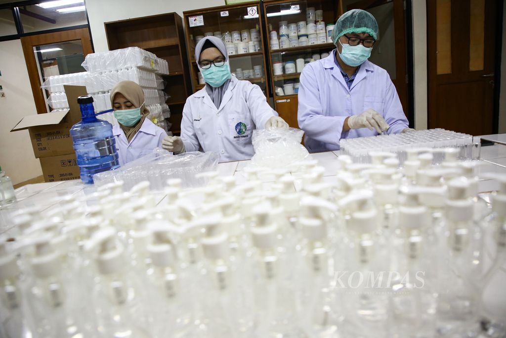 Pengemasan cairan pembersih tangan (<i>hand sanitizer</i>) sesuai anjuran Organisasi Kesehatan Dunia (WHO) yang diproduksi di Fakultas Farmasi Universitas Indonesia, Depok, Jawa Barat, 18 Maret 2020. 