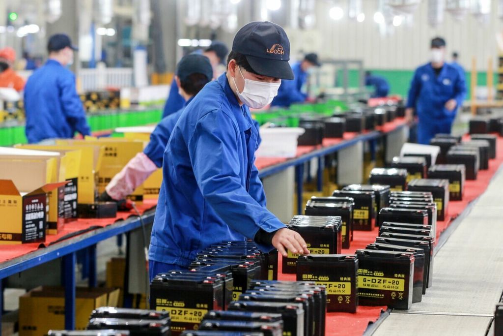  Foto bertanggal 30 Maret 2020 ini memperlihatkan para pekerja bagian produksi baterai di sebuah pabrik di Huaibei, Provinsi Anhui, China timur. 