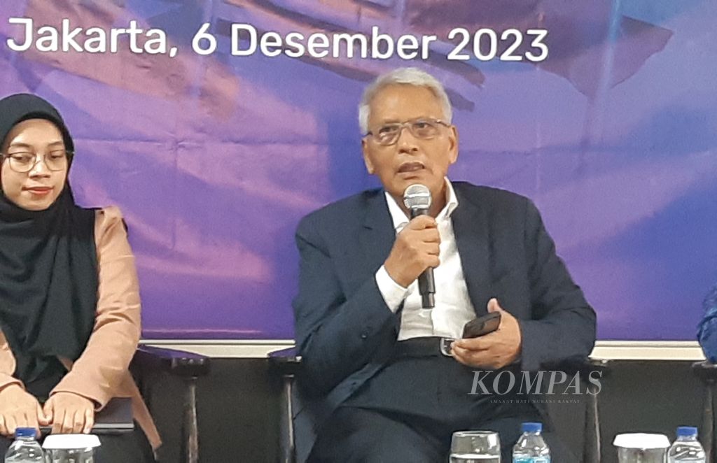 Rektor Universitas Prasetiya Mulya sekaligus ekonom Djisman Simandjuntak (kanan) memberikan paparan dalam diskusi "Meninjau Tonggak Capaian Keketuaan Indonesia di ASEAN" pada Rabu (6/12/2023) di Jakarta.
