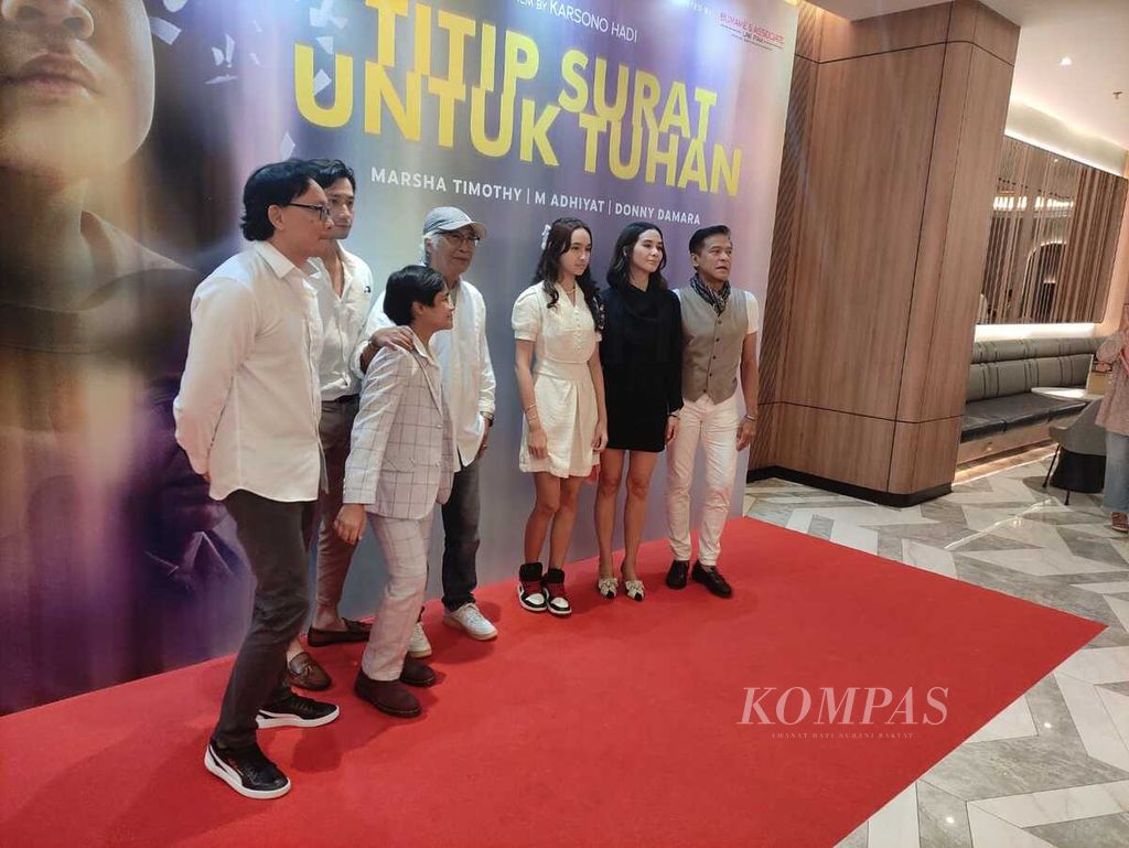 Kerabat kerja <i>Titip Surat untuk Tuhan</i> berfoto seusai gala premier film tersebut di Jakarta, Selasa (27/2/2024).