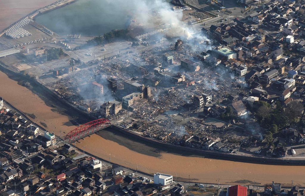 Sebagian bangunan di Wajiwa, Prefektur Ishikawa, terbakar  kala gempa melanda Jepang pada Senin (1/1/2024) sore. Hingga Selasa siang, Jepang mengonfirmasi bencana itu menewaskan 30 orang.