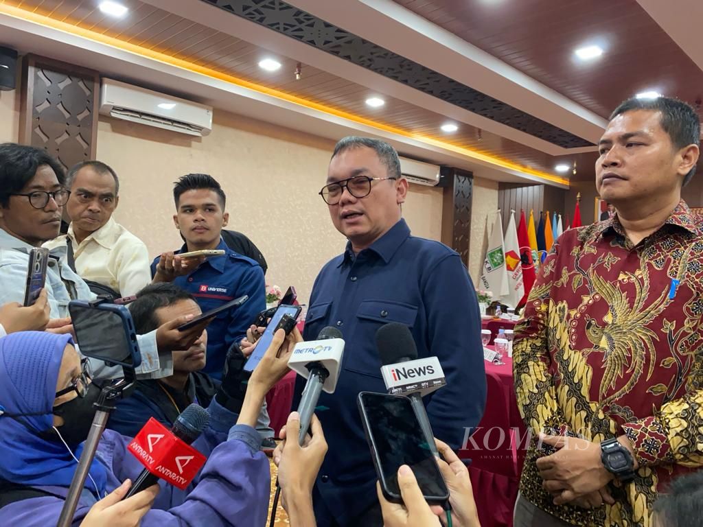 Komisioner KPU RI Parsadaan Harahap (tengah) saat diwawancarai wartawan di kantor KPU DKI Jakarta, Senin (11/12/2023). 