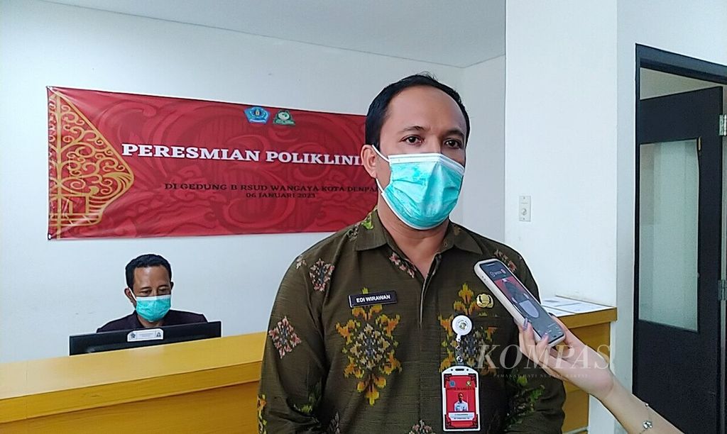 Kepala Bidang Pelayanan Medik RSUD Wangaya, Kota Denpasar, I Wayan Edi Wirawan memberikan keterangan perihal pelayanan vaksinasi Covid-19 dosis penguat kedua di RSUD Wangaya, Selasa (24/1/2023). 