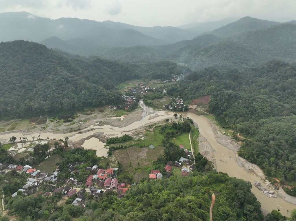 Kerusakan lingkungan sungai akibat dari penambangan emas di gerbang menuju Hutan Adat Talun Sakti di Desa Raden Anom, Kecamatan Batang Asai, Kabupaten Sarolangun, Jambi, Kamis (23/11/2023).