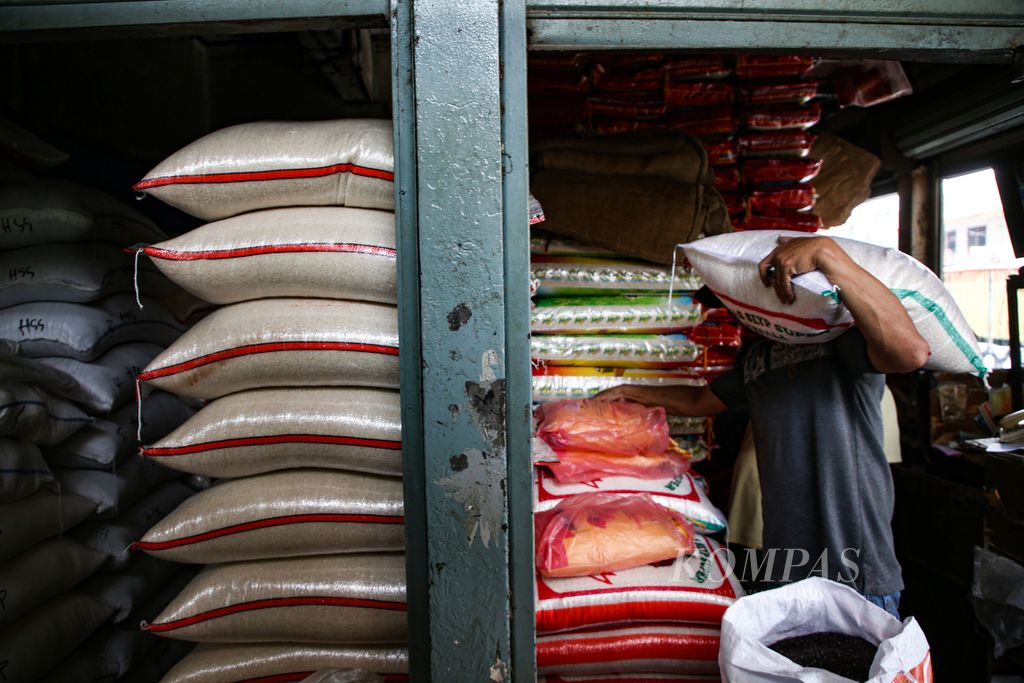 Pekerja mengangkut karung beras di Pasar Palmerah, Jakarta Pusat, Senin (2/10/2023). 
