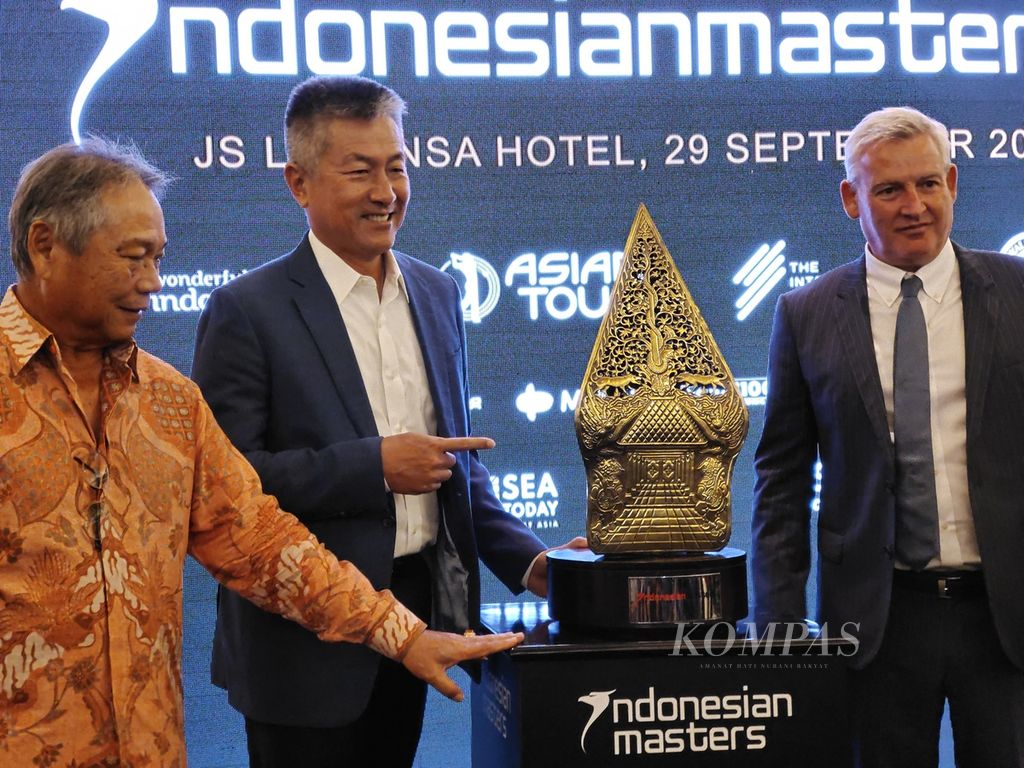 Pendiri Indonesian Masters Jimmy Masrin (tengah), Presiden Direktur Royale Jakarta Golf Club, Hendro Sutandi (kiri), dan Chief Operating Officer Tur Asia David Rollo dalam peluncuran turnamen golf Indonesian Masters 2022 di Jakarta, Kamis (29/9/2022). 