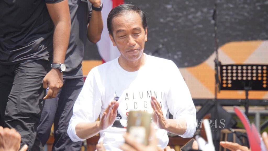 Calon presiden nomor urut 01 Joko Widodo saat menyapa pendukungnya dalam acara Alumni Jogja Satukan Indonesia, di Stadion Kridosono, Yogyakarta, Sabtu (23/3/2019).