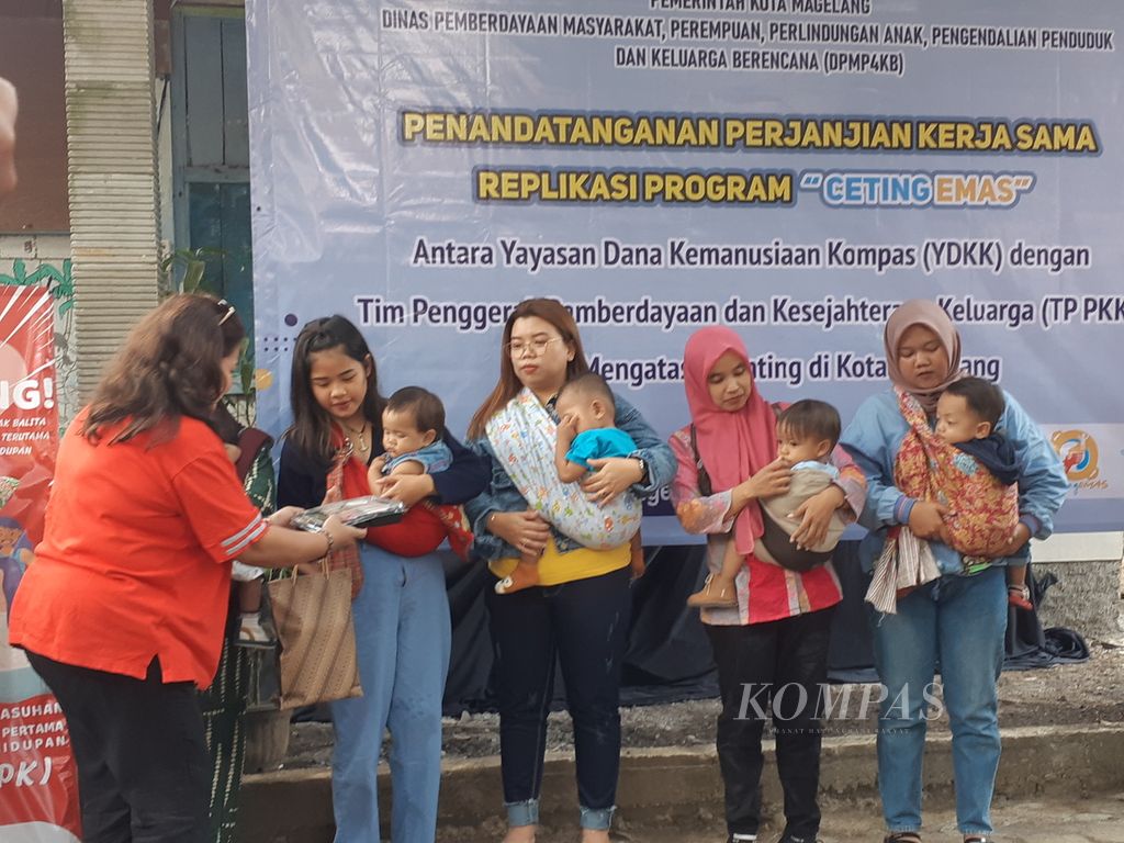 Ibu-ibu bersama bayi-bayi berusia di bawah dua tahun menerima makanan tambahan untuk menunjang asupan nutrisi pada Kamis (31/8/2023) di TK Harapan, Kelurahan Rejowinangun Utara, Kecamatan Magelang Tengah, Kota Magelang, Jawa Tengah. Pada kesempatan ini, Yayasan Dana Kemanusiaan Kompas menandatangani nota kesepahaman (MoU) dengan komunitas Cegah Stunting Emak-emak Magelang Sehat (CETING EMAS) untuk program jangka pendek intervensi gizi pencegahan tengkes. 