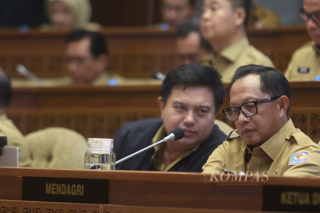 Menteri Dalam Negeri Tito Karnavian (kanan) mengikuti rapat kerja dengan Komisi II DPR di Gedung Parlemen, Senayan, Jakarta, Senin (10/6/2024).