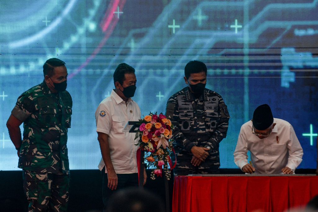 Wakil Presiden Maruf Amin (kanan) menandatangani batu prasasti di Pulau Untung Jawa, Kepulauan Seribu, Jakarta, Senin (15/5/2023). 