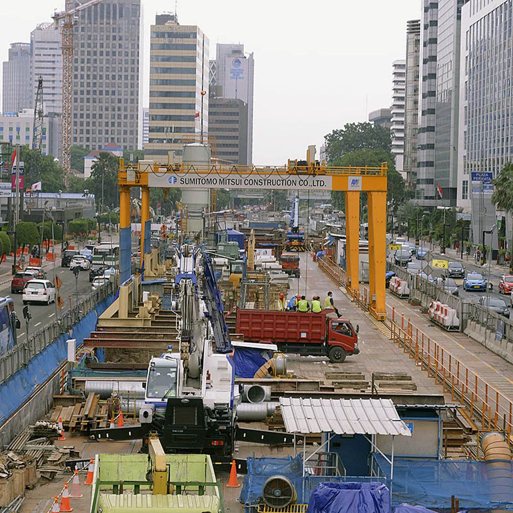 Proyek  pembangunan angkutan massal cepat (MRT) di Jalan Sudirman, Jakarta Pusat, Minggu (12/2). Selain MRT, infrastruktur kereta ringan (LRT) juga tengah dibangun sebagai upaya mengatasi kemacetan di Jakarta.