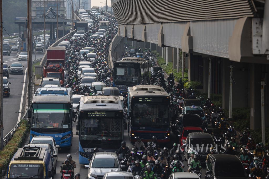Kemacetan terjadi saat jam berangkat kerja di Jalan Gatot Subroto, Jakarta, Kamis (2/5/2024).