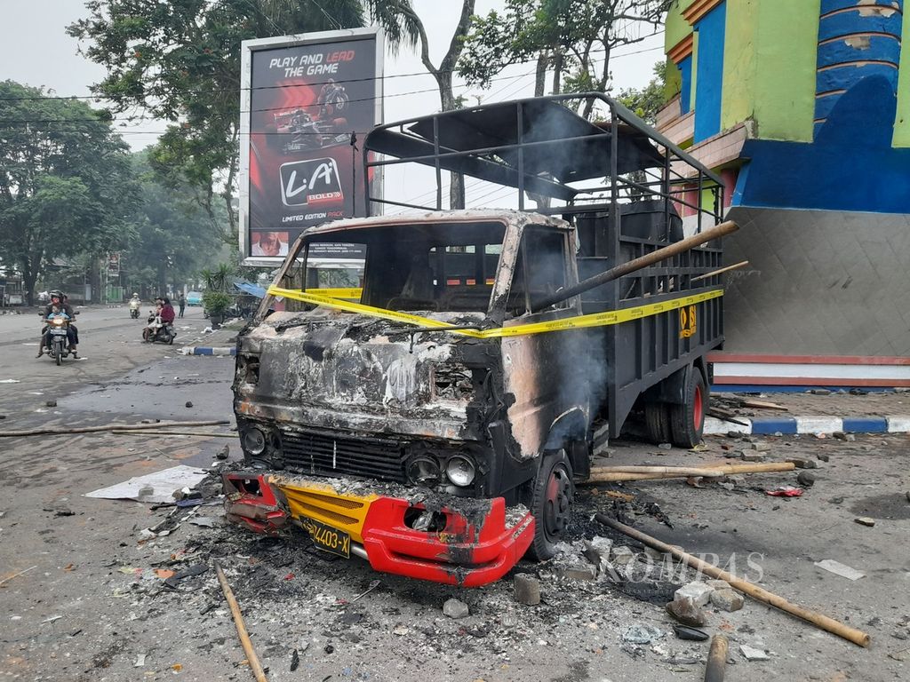 Sisa truk milik polisi yang dibakar massa setelah kerusuhan di Stadion Kanjuruhan, Malang, Sabtu (1/10/2022).
