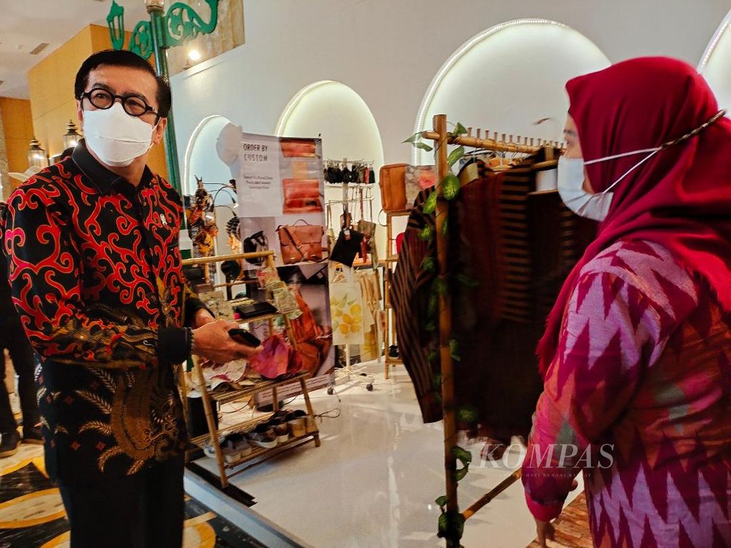 Menteri Hukum dan HAM RI Yasonna H Laoly melihat dan mengecek salah satu produk batik yang dipamerkan di Hotel Tentrem, Yogyakarta, serta memastikan apakah merek produk sudah didaftarkan sebagai kekayaan intelektual atau belum, Kamis (21/7/2022).