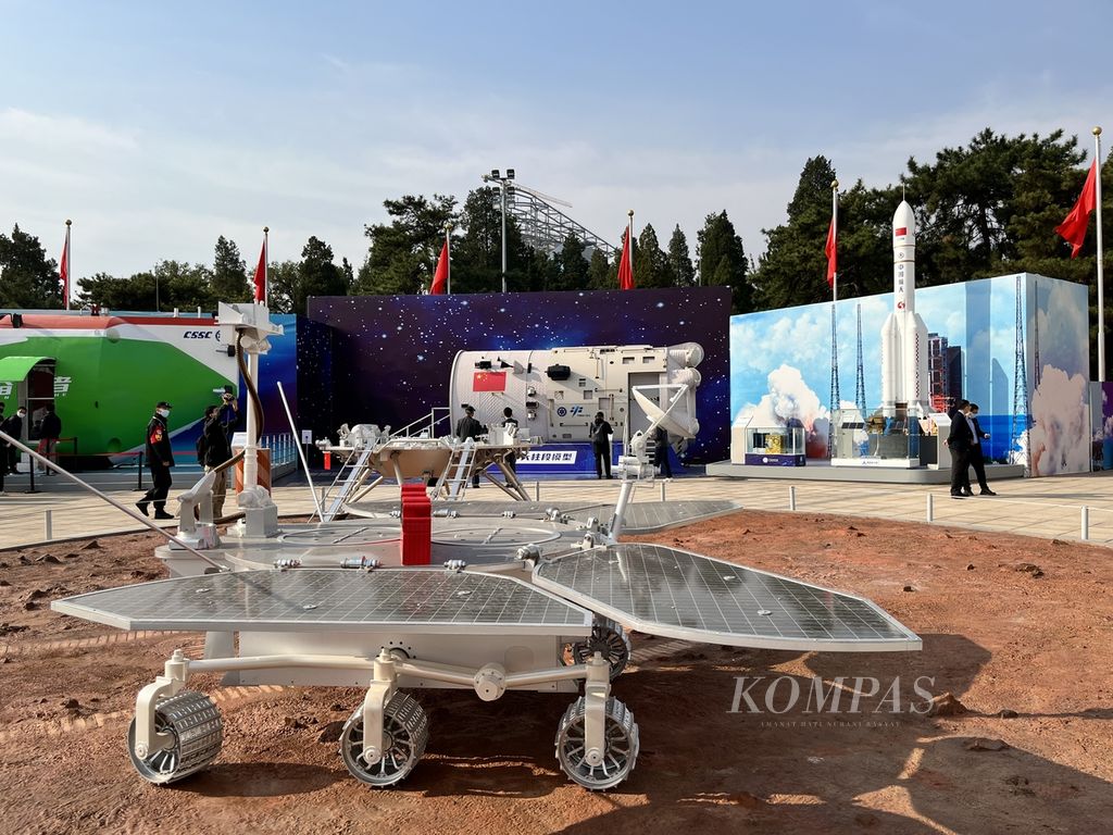 Robot-robot penjelajah dalam misi ke Mars turut dipamerkan kali ini dan dipajang di ruang pamer luar, Rabu (12/10/2022), di Beijing Exhibition Center, China. 