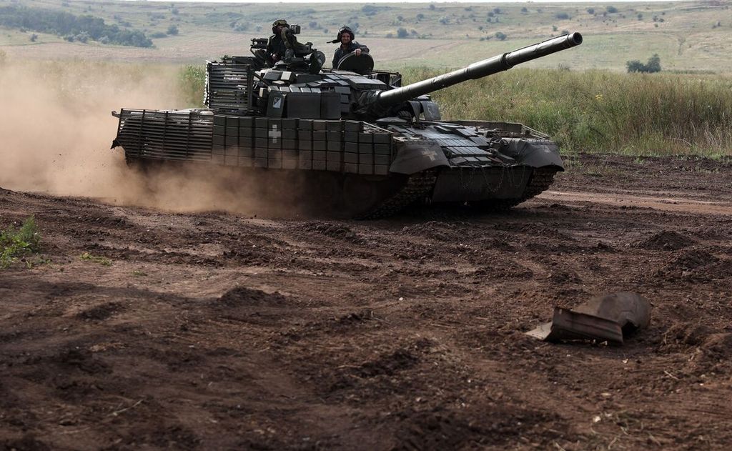 Prajurit tank dari Brigade Mekanik Ke-93 ""Kholodnyi Yar" ambil bagian dalam latihan militer di dekat garis depan pertempuran di wilayah Donetsk, Selasa (1/8/2023). 