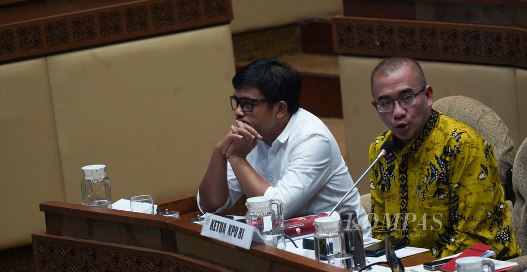 Ketua Komisi Pemilihan Umum Hasyim Asyari (kanan) saat berbicara dalam rapat dengar pendapat antara Komisi II DPR dan pemerintah dan lembaga penyelenggara Pemilu mengenai implikasi penyelenggaraan pemilu terkait pemekaran daerah otonomi baru di Ruang Rapat Komisi II DPR, Jakarta, Rabu (31/8/2022). 