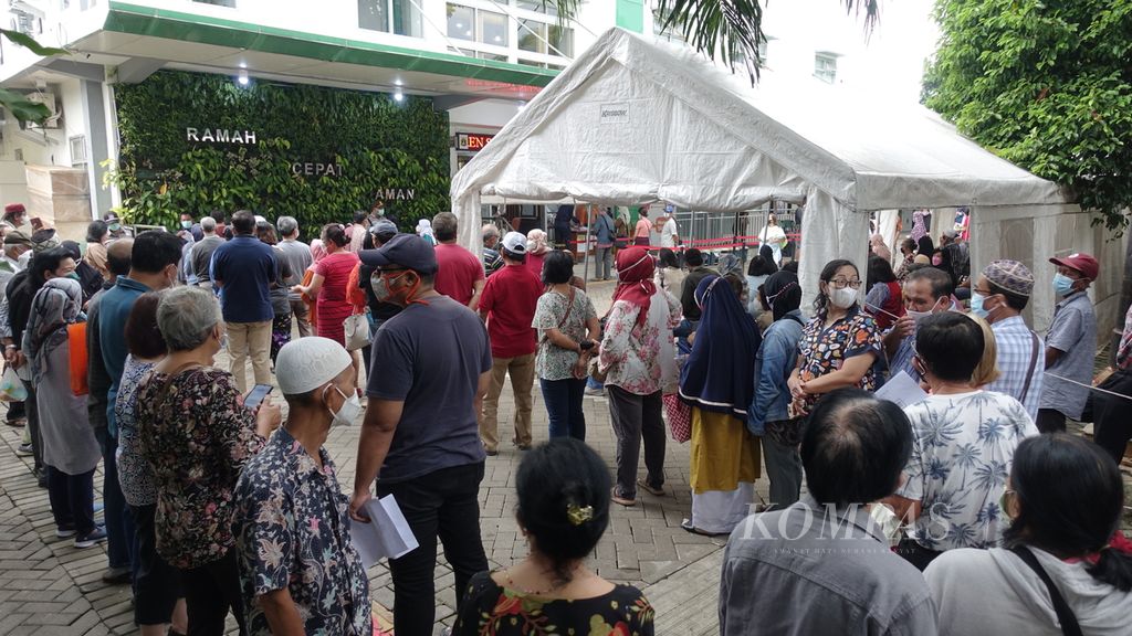 Warga antusias antre untuk mendapatkan vaksin penguat di Puskesmas Kecamatan Duren Sawit, Jakarta Timur, Senin (17/1/2022).