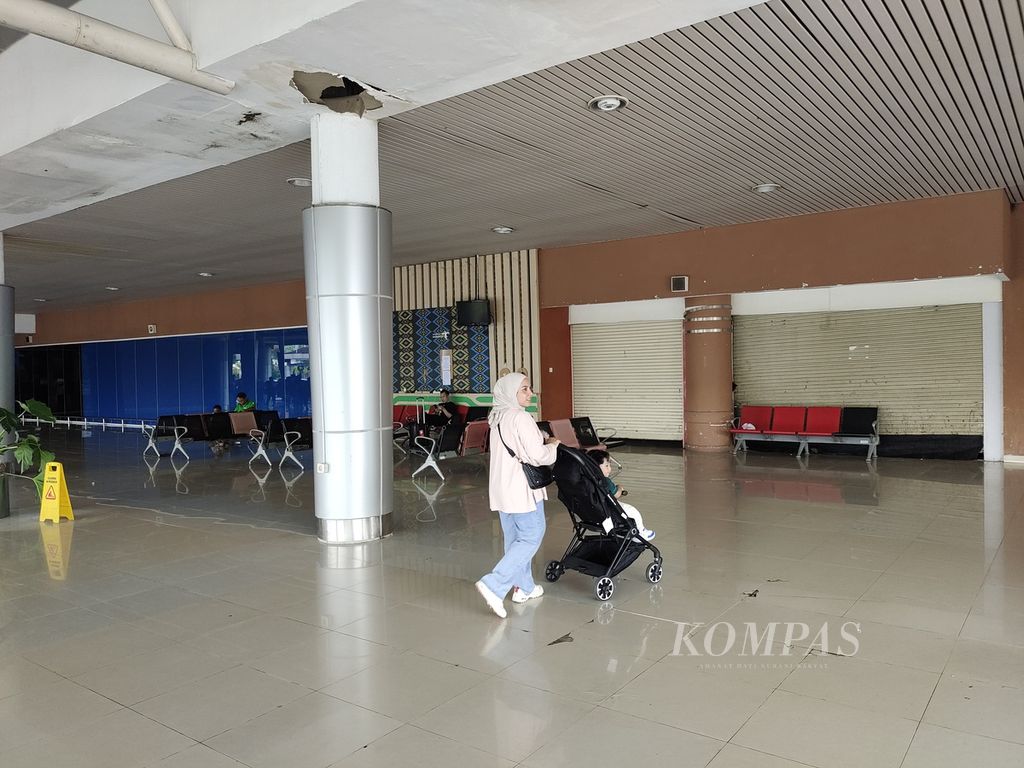 Suasana bekas terminal kedatangan internasional yang terbengkalai di Bandara Sultan Mahmud Badaruddin II Palembang, Sumatera Selatan, Sabtu (27/4/2024).