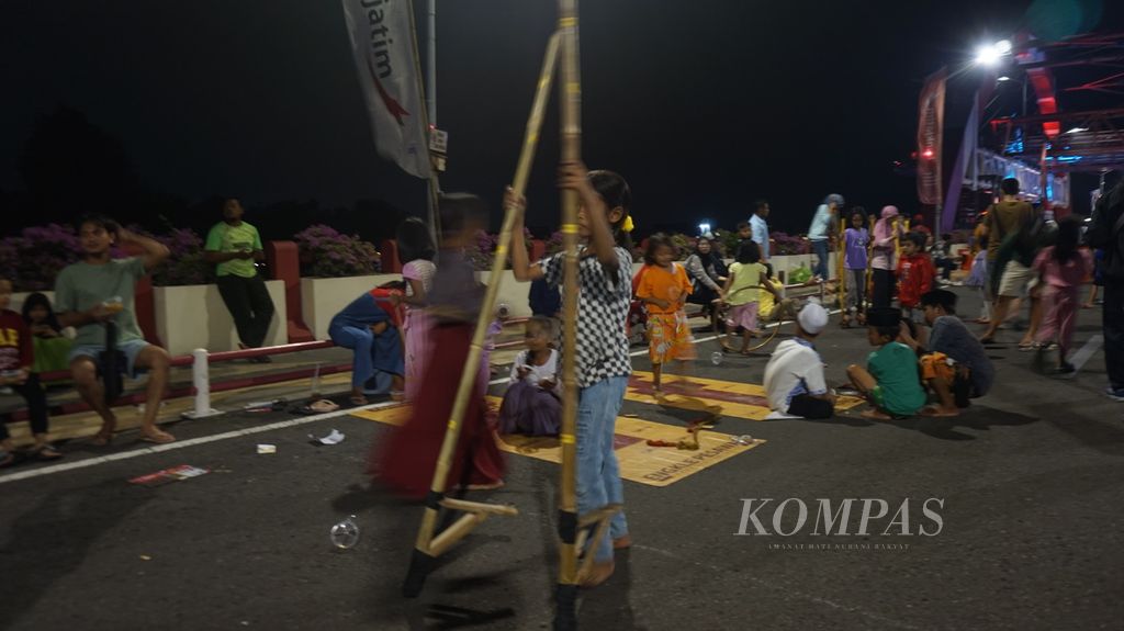 Permainan tradisional yang dihadirkan oleh Kampoeng Dolanan turut menyemarakkan Festival Ramadhan di Jembatan Suroboyo, Surabaya, Jawa Timur, Sabtu (15/4/2023) malam.