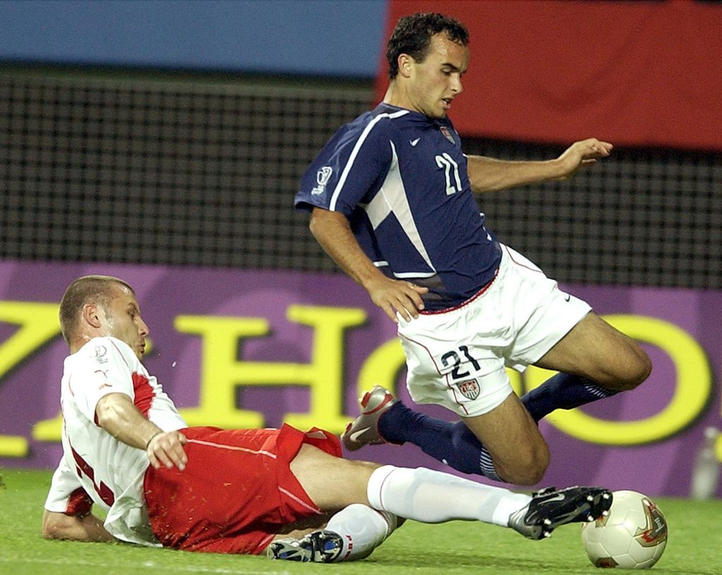 Bintang Amerika Serikat, Landon Donovan (kanan), saat tampil di babak kualifikasi Piala Dunia 2002. 