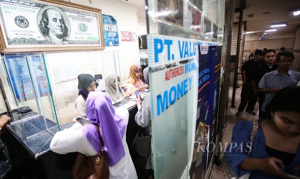 The atmosphere at the foreign exchange center of PT Valuta Artha Mas in Jakarta was bustling on Tuesday (16/4/2024). Referring to the Jakarta Interbank Spot Dollar Rate (Jisdor) reference exchange rate, Bank Indonesia recorded a trading rate of Rp 16,176 per US dollar on April 16, 2024. The weakening of the rupiah exchange rate is due to several global developments during the Lebaran holiday.