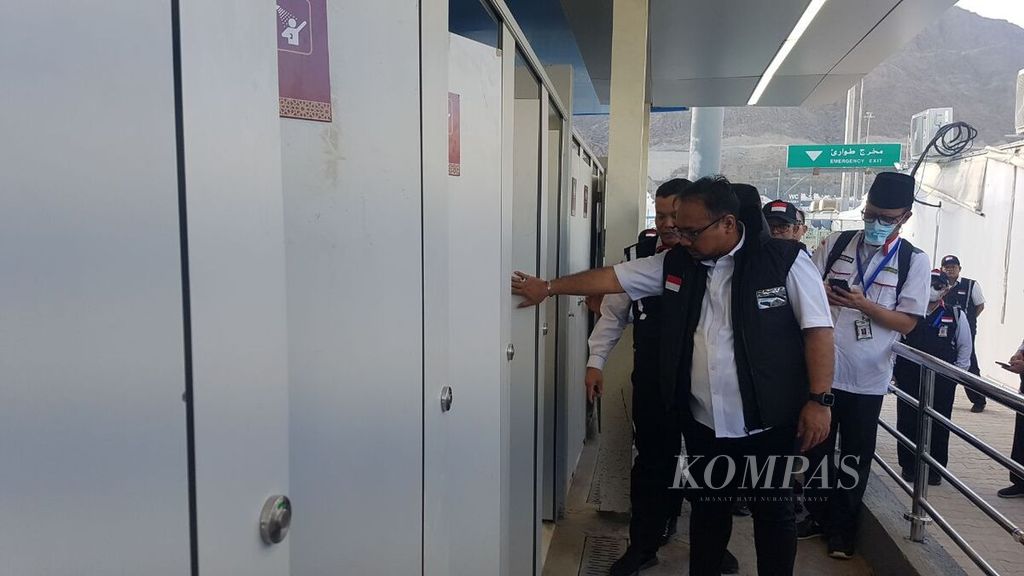 Menteri Agama RI Yaqut Cholil Qoumas meninjau fasilitas toilet di perkemahan di Mina, Mekkah, Arab Saudi, Rabu (6/7/2022). 