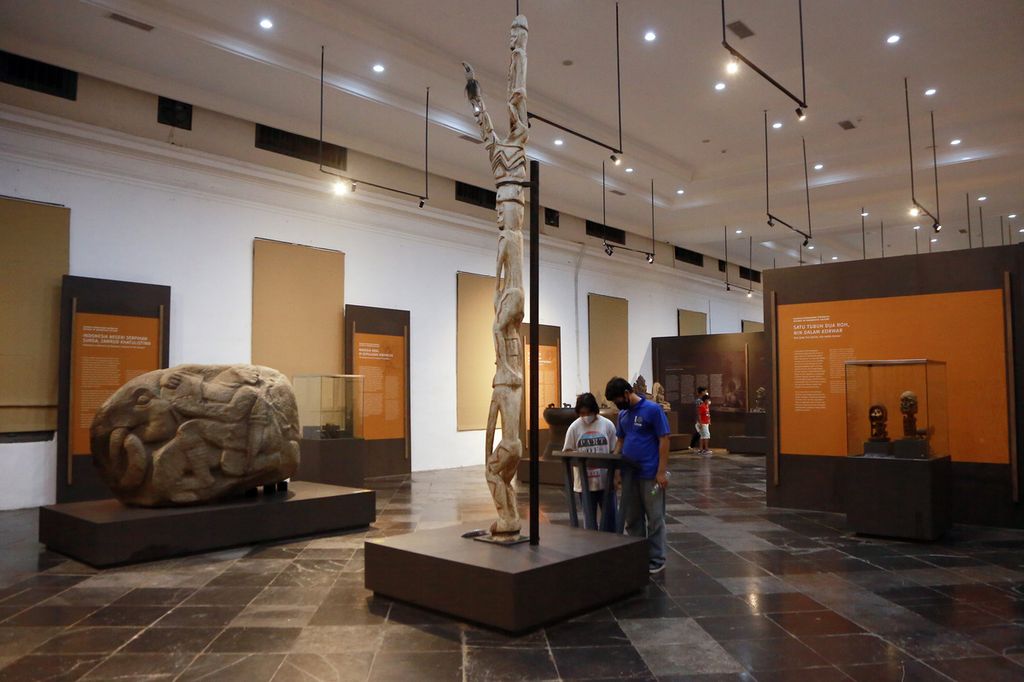 Pengunjung melihat papan informasi di salah satu koleksi bersejarah yang disimpan di Museum Nasional, Jakarta Pusat, Minggu (13/11/2022). Sebagai museum terbesar di Indonesia, Museum Nasional menyimpan 190.000 koleksi bersejarah.