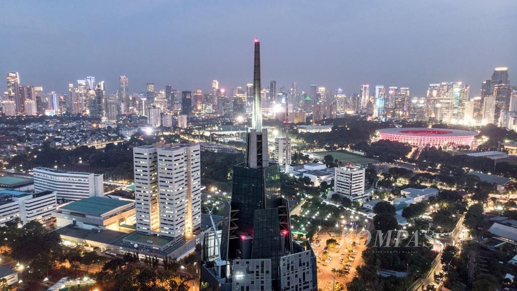 Lanskap Jakarta menjelang malam dilihat dari perkantoran Menara Kompas, Jakarta, Rabu (13/2/2019).