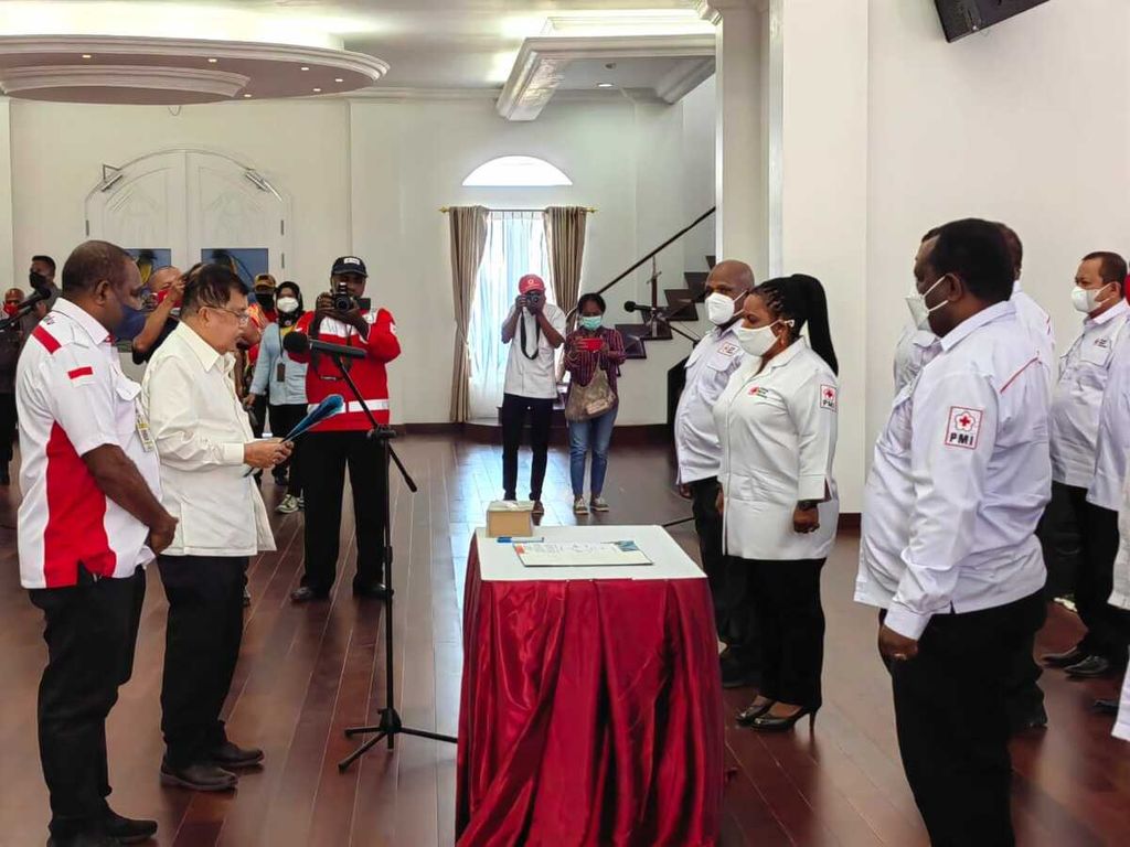 Wakil Presiden (2004-2009 dan 2014-2019) Jusuf Kalla melantik pengurus Palang Merah Indonesia (PMI) Provinsi Papua di Gedung Negara Rujab Gubernur, Rabu (29/6/2022).
