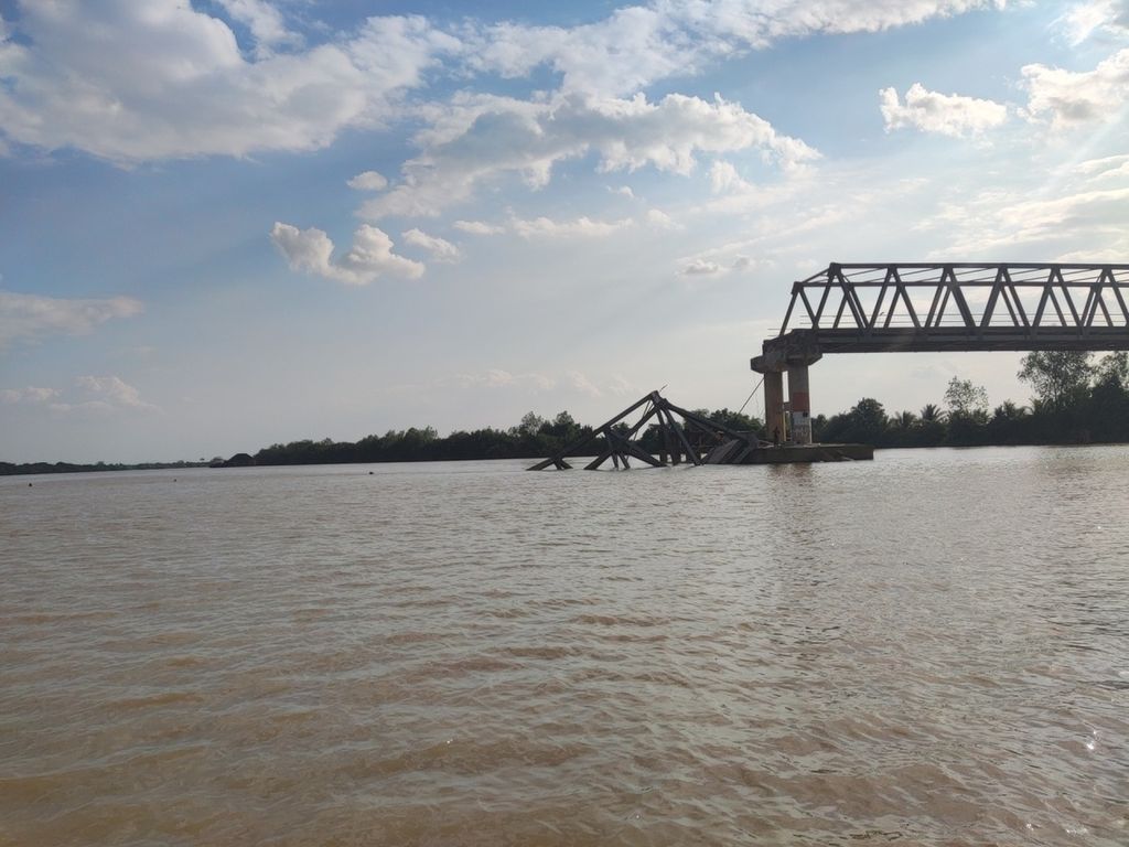 Kondisi jembatan di kawasan Desa Suka Jadi (P6), Kecamatan Lalan, Musi Banyuasin, Sumatera Selatan, Selasa (13/8/2024), seusai ambruk karena ditabrak kapal ponton pengangkut batubara, Senin (12/8/2024) sekitar pukul 20.30.