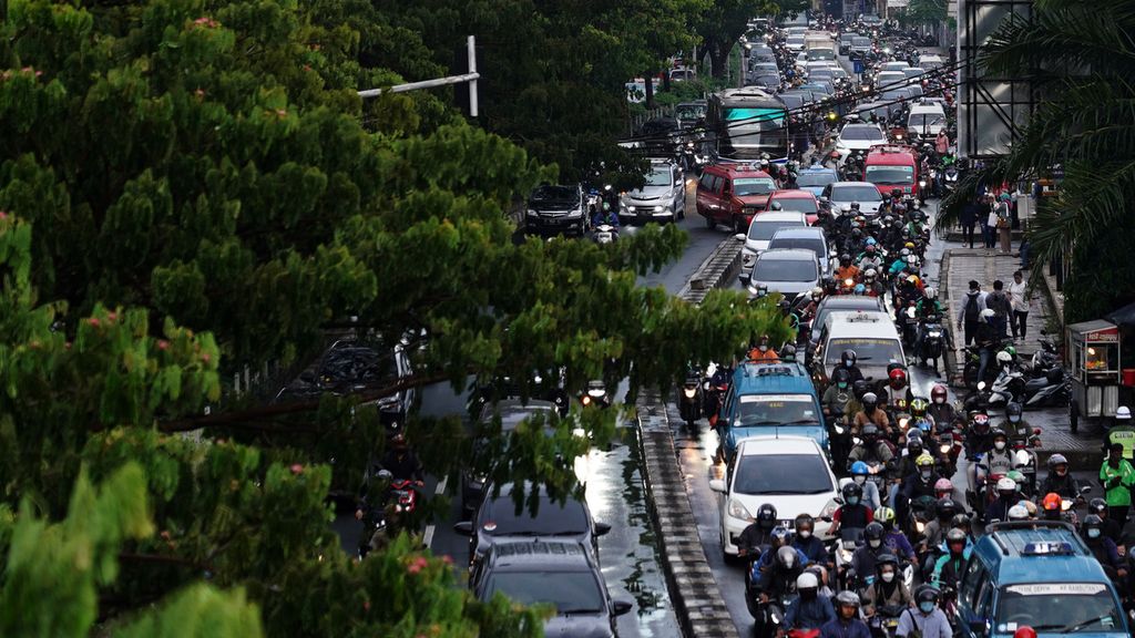 Lalu lintas di Jalan Margonda Raya, Kota Depok, Jawa Barat, Kamis (25/11/2021). 