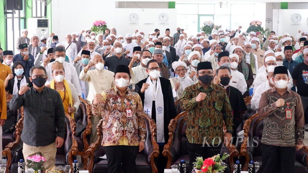 Menteri Agama Yaqut Cholil Qoumas (depan, kedua dari kanan) berfoto bersama tokoh agama, pimpinan pondok pesantren, pengasuh majelis taklim, dan aktor intelektual kerukunan umat beragama dalam acara silaturahmi di Asrama Haji Embarkasi Banjarmasin di Banjarbaru, Kalimantan Selatan, Kamis (31/3/2022).