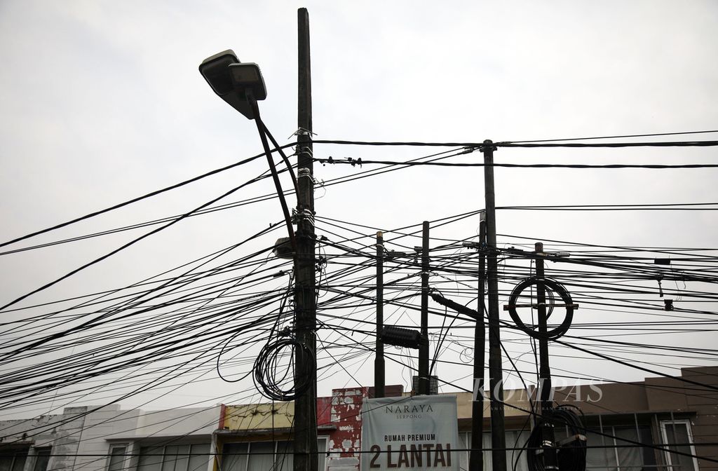 Kabel utilitas di Jalan Merpati Raya, Ciputat, Tangerang Selatan, Banten, Rabu (2/8/2023). 