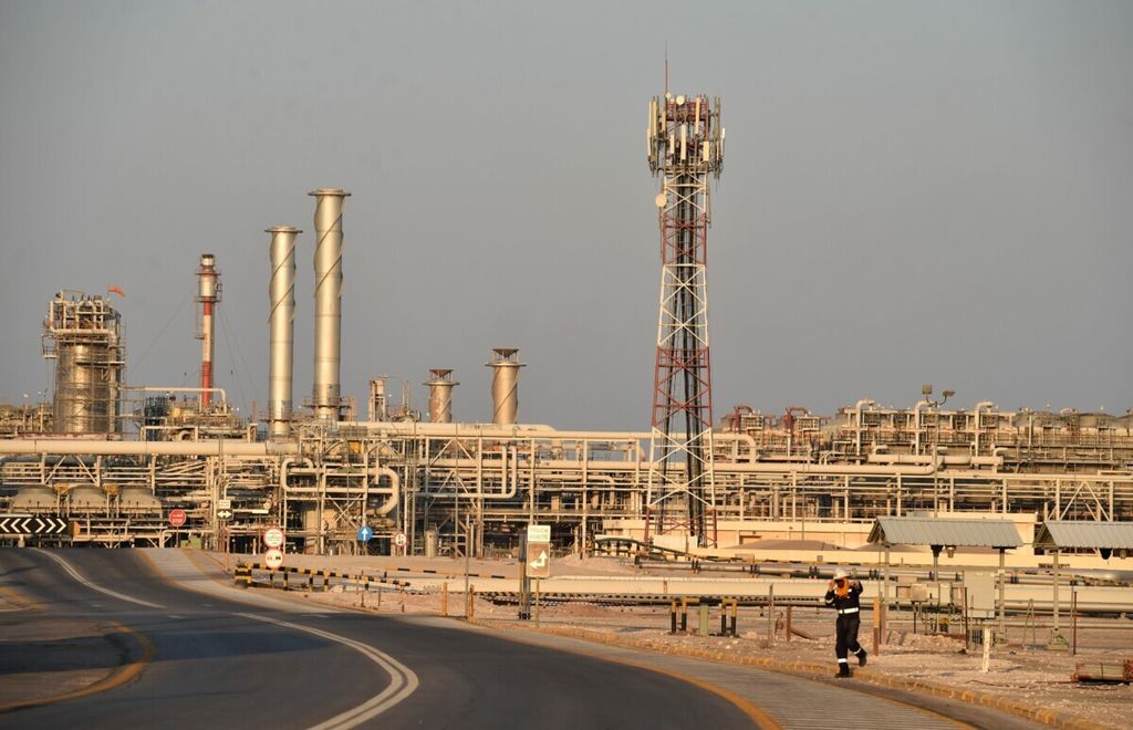 Foto yang diambil pada 20 September 2019 ini memperlihatkan kompleks pengolahan minyak milik Aramco di Abqaiq, Arab Saudi. Arab Saudi, produsen terbesar minyak di dunia, terus memangkas produksi minyaknya, memicu kenaikan harga minyak hingga mendekati 100 dollar AS per barel.  