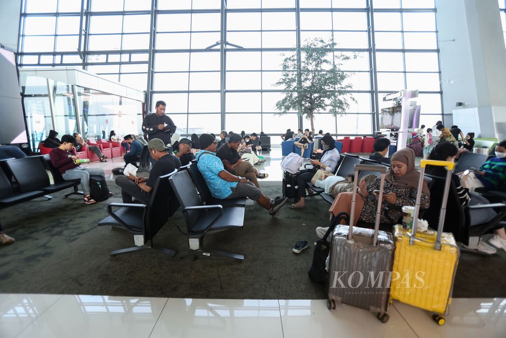 Calon penumpang menunggu jadwal penerbangan di Terminal 3 Bandara Internasional Soekarno-Hatta, Kota Tangerang, Banten, Jumat (29/12/2023).  