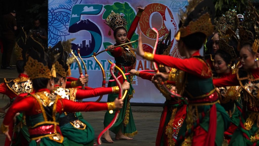 Para penari saat tampil membawakan tari kreasi Jagratara Waluya saat Peringatan HUT Bogor ke-539 di Taman Ekspresi, Kota Bogor, Jawa Barat, Kamis (3/9/2021). 