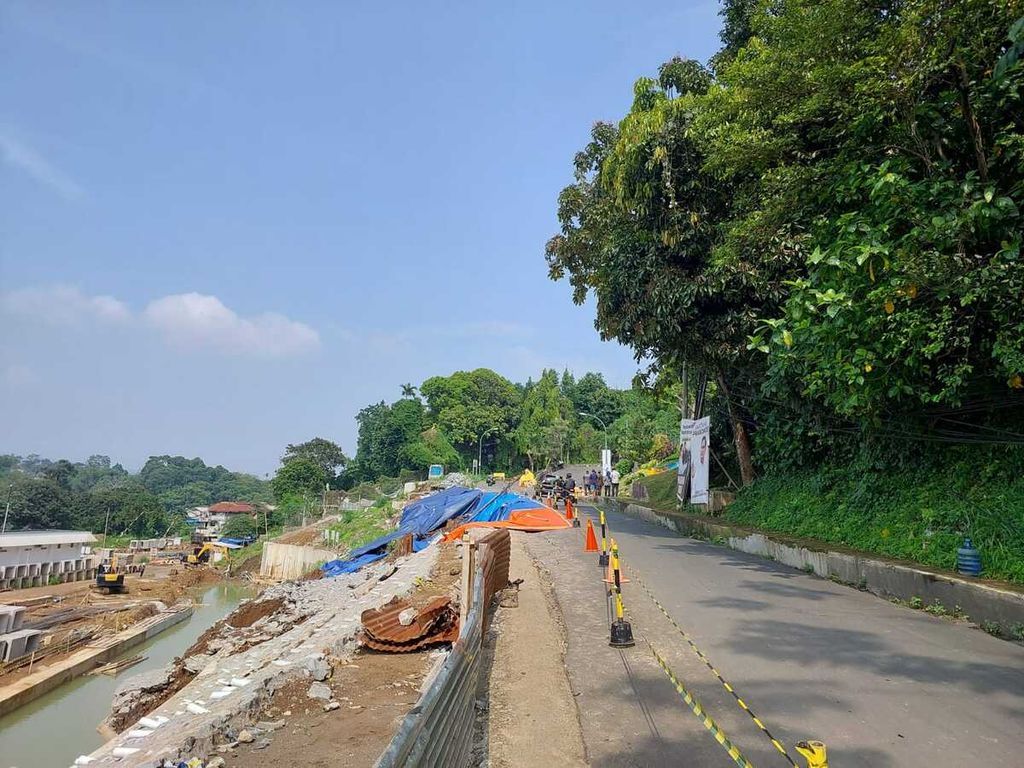 Kondisi seusai longsor di Jalan Raya Batutulis, Bogor Selatan, Kota Bogor, Jawa Barat, Jumat (17/11/2023). Hujan deras menyebabkan tebing setinggi 20 meter itu longsor pada Kamis (16/11/2023) sore.