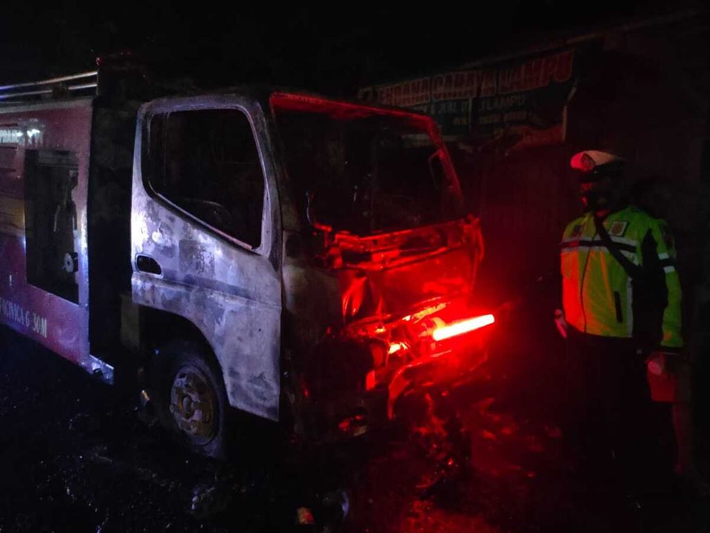 Kondisi mobil pemadam kebakaran yang menabrak sepeda motor di Kroya, Cilacap, Jawa Tengah, Rabu (9/2/2022) malam.